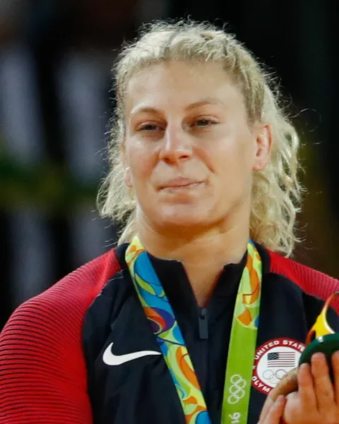 Kayla Harrison con la medalla de oro olímpica (Río 2016)
