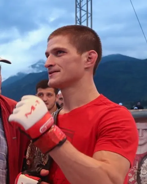 Movsar Evloev con un cinturón de campeón en 2018