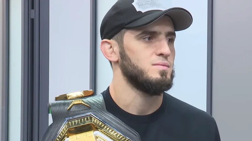 Islam Makhachev con el cinturón de campeón