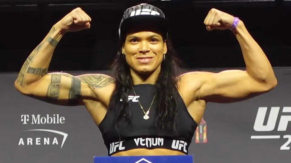 Amanda Nunes en un pesaje ceremonial de UFC 269