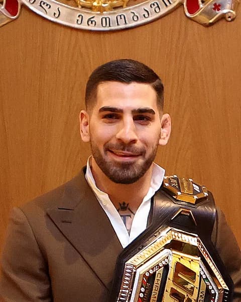 Ilia Topuria con su cinturón de UFC en Georgia (2024)