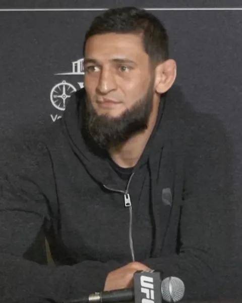 Khamzat Chimaev en una rueda de prensa (2022)
