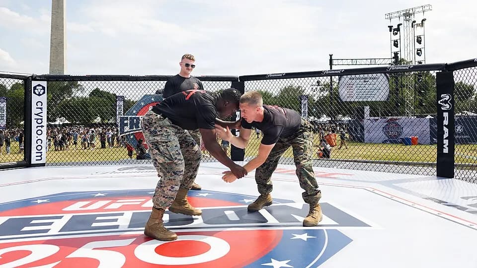 Exhibición en un octágono de UFC