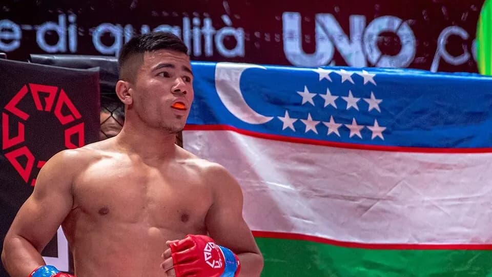 Ramazan Temirov con la bandera de Uzbekistán
